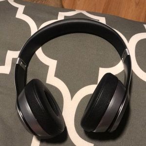 beats solo 3     grey/black    great condition